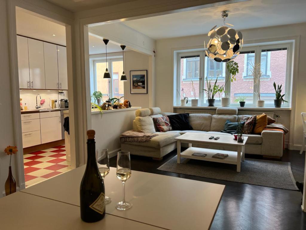 ein Wohnzimmer mit einem Sofa und einem Tisch in der Unterkunft Apartment in the middle of So-Fo, Södermalm, 67sqm in Stockholm