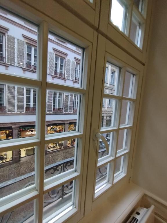ventana con vistas a un edificio en Charmant App Grand'Rue vieille ville, en Estrasburgo