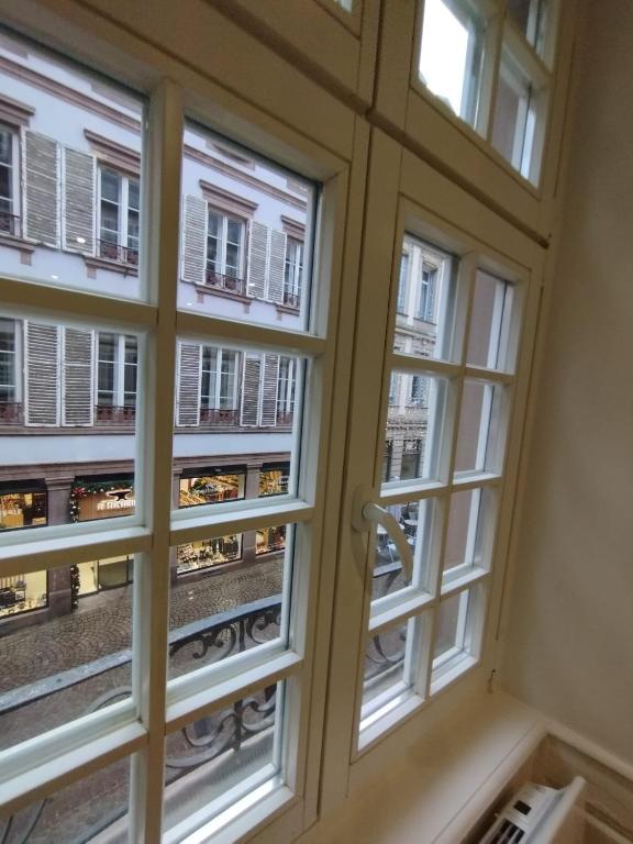 une fenêtre avec vue sur un bâtiment dans l'établissement Charmant App Grand'Rue vieille ville, à Strasbourg