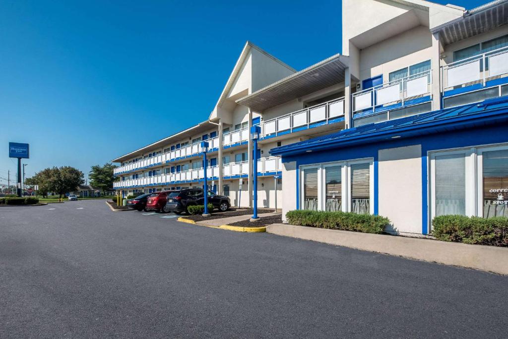 un parking vide devant un bâtiment dans l'établissement Rodeway Inn, à Brooklawn