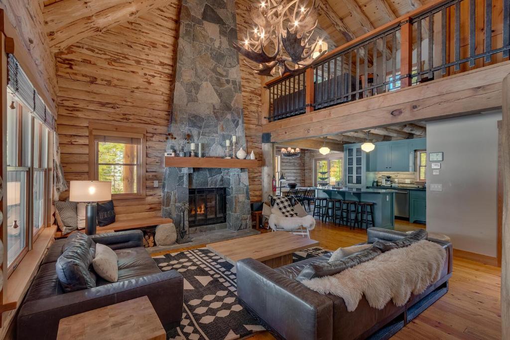 O zonă de relaxare la Hooga House on the West Shore - Stunning Log Cabin w Private Hot Tub - Pet Friendly!