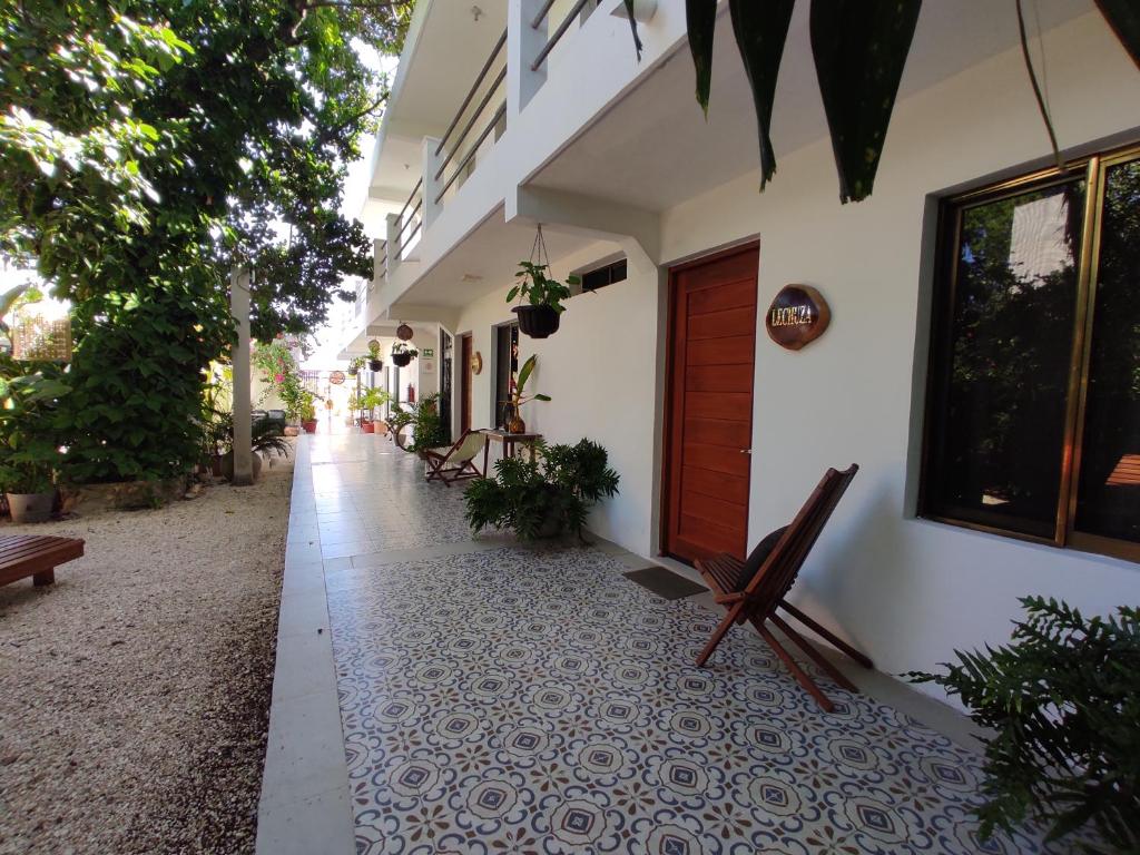 巴利亞多利德的住宿－Casa Mercedes，带有木门的建筑走廊