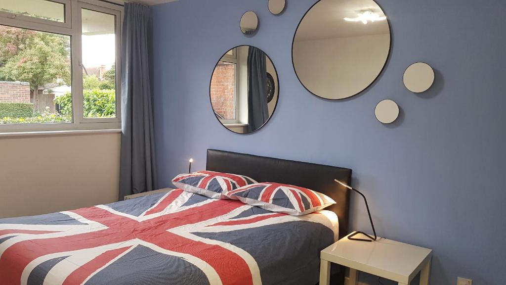 una camera da letto con un letto e uno specchio a parete di Windsor a Windsor