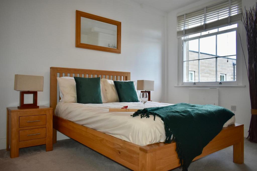 een slaapkamer met een bed met een groene deken erop bij Business Stays in Reading with FREE Parking in Reading