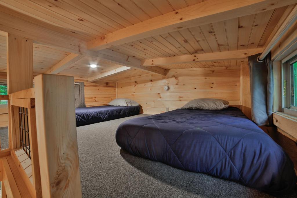 Postel nebo postele na pokoji v ubytování Stefan Cabin Nature-nested Tiny Home Hot Tub