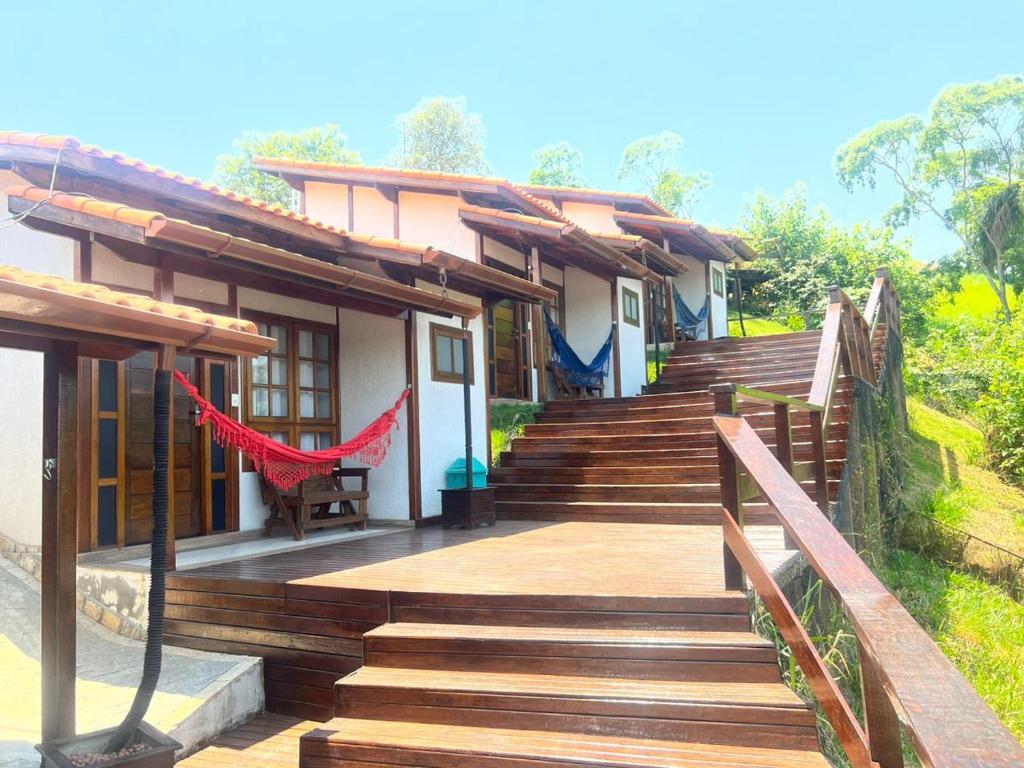 een huis met een houten trap daarheen bij Villagio Aguas do Jaguari Pousada in Santa Isabel