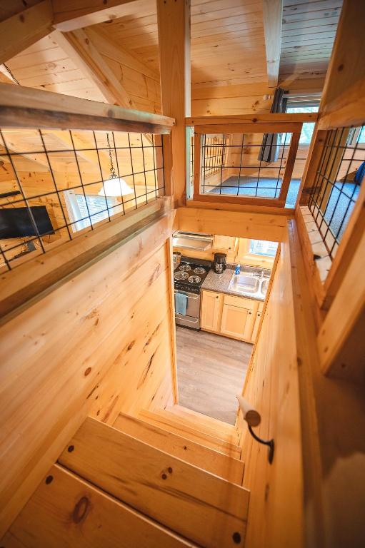 Kuchyň nebo kuchyňský kout v ubytování Stefan Cabin Nature-nested Tiny Home Hot Tub