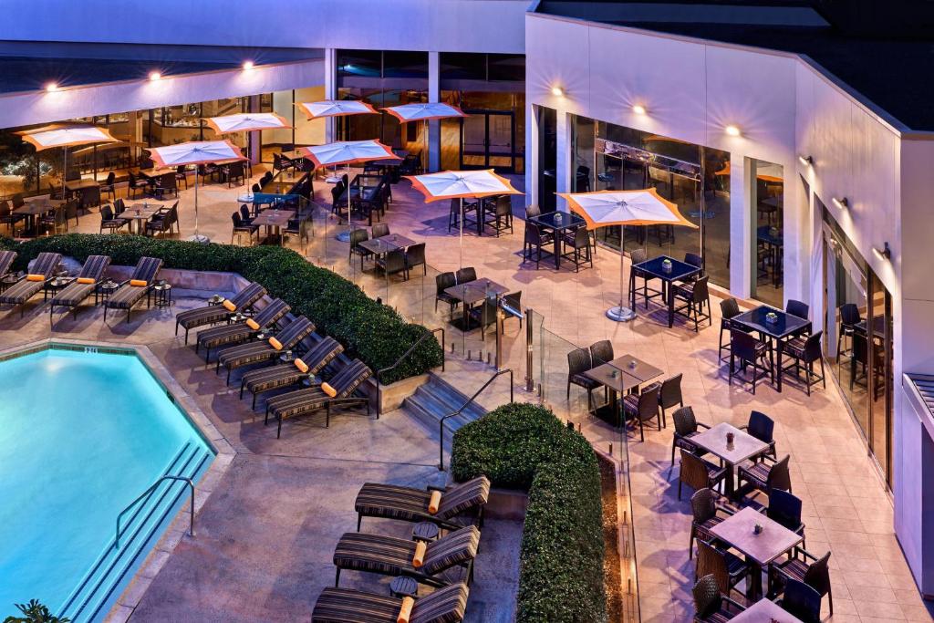 an overhead view of a hotel with a pool and tables and chairs at Anaheim Marriott in Anaheim