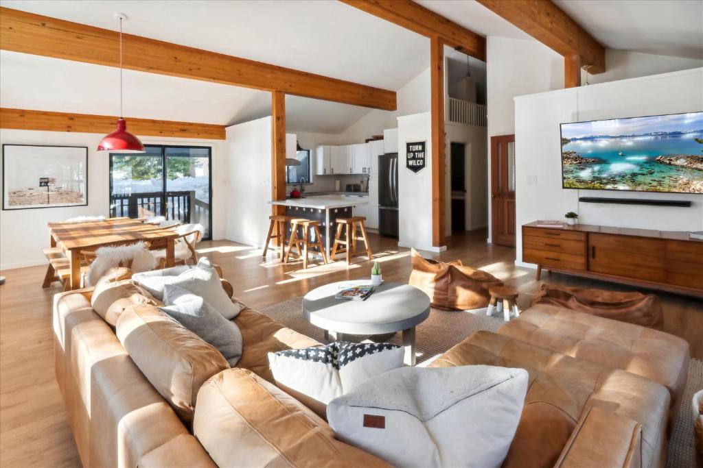 Loungen eller baren på NEW LISTING! Panoramic Peaks at Alpine Meadows - Ski Shuttle to Lifts - Fireplace - Newly updated!