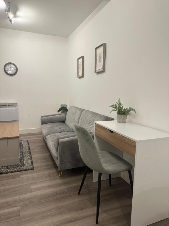 a living room with a couch and a table at Flat in Luton Town Centre in Luton