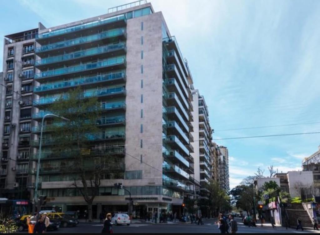 um edifício alto com pessoas a andar na frente dele em Estudio VIP en Recoleta em Buenos Aires