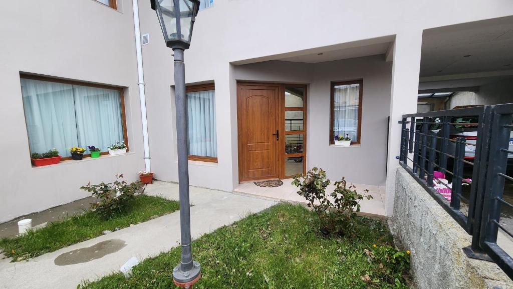 a street light in front of a house with a door at Tu Espacio in Río Grande