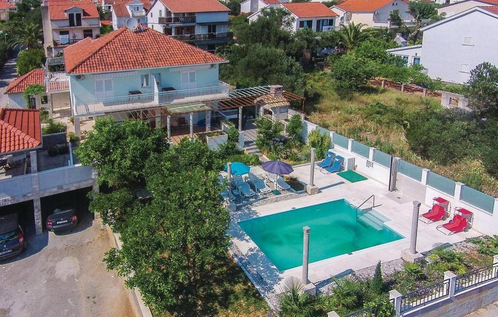 una vista aerea di una casa con piscina di Family friendly house with a swimming pool Orebic, Peljesac - 21899 a Orebić (Sabbioncello)