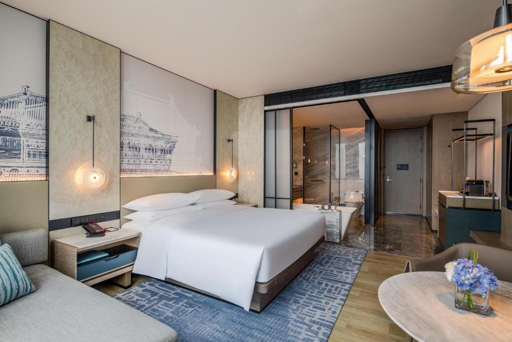 Postel nebo postele na pokoji v ubytování Wuhan Marriott Hotel Wuchang