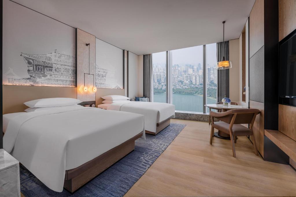 Postel nebo postele na pokoji v ubytování Wuhan Marriott Hotel Wuchang
