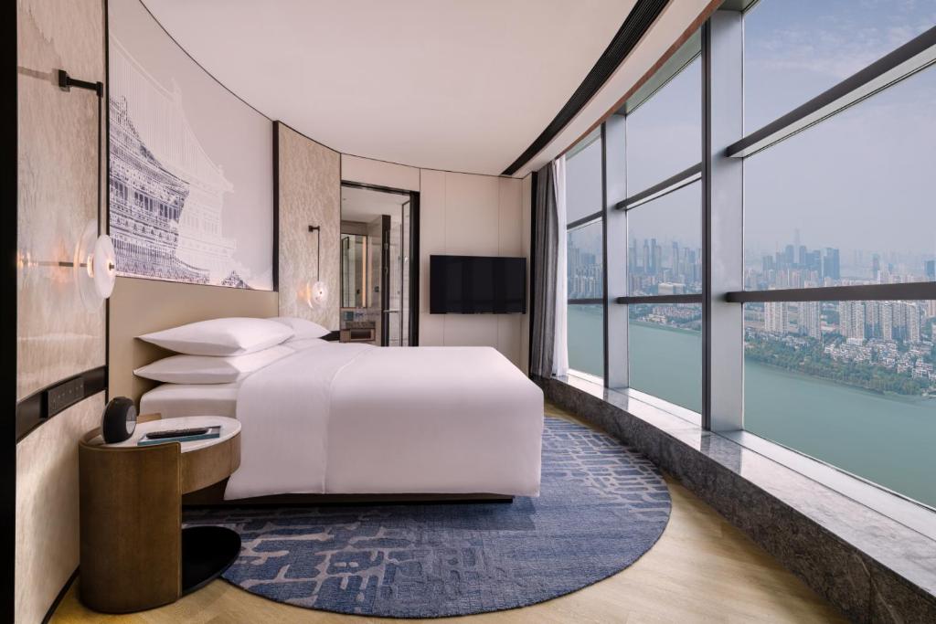 Postel nebo postele na pokoji v ubytování Wuhan Marriott Hotel Wuchang