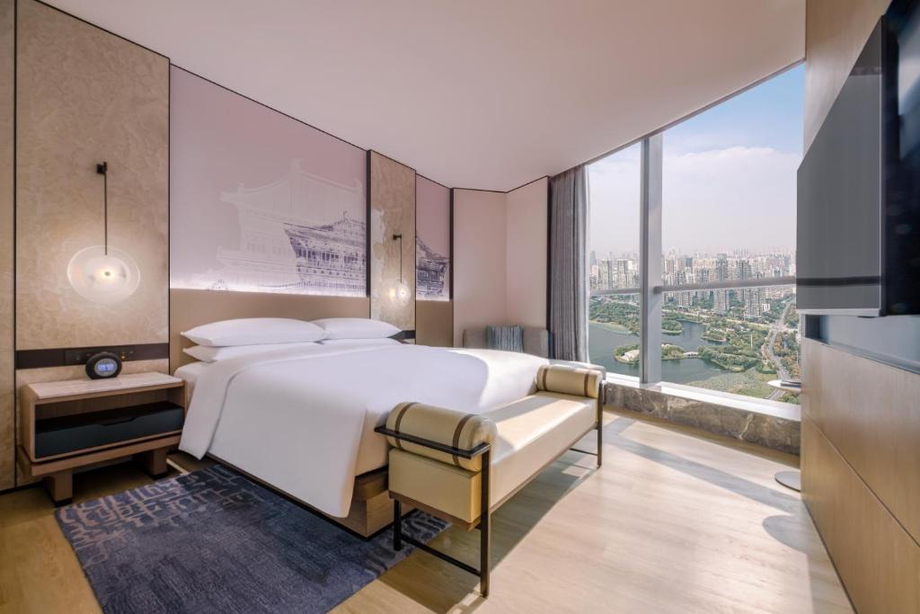 Postel nebo postele na pokoji v ubytování Wuhan Marriott Hotel Wuchang