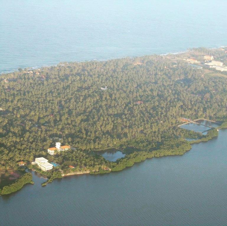una isla en medio de un cuerpo de agua en Hotel Lagoon Paradise, en Negombo