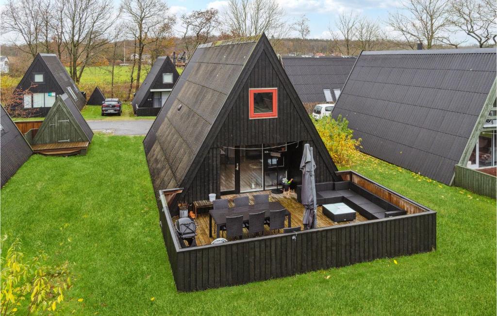 una vista aérea de una casa de juegos con una mesa en Amazing Home In Fars With Wifi en Farsø