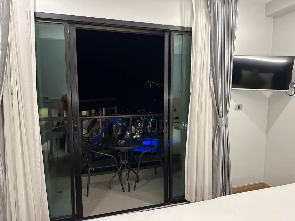TV a/nebo společenská místnost v ubytování Baan Yuree Resort & Spa - SHA Plus