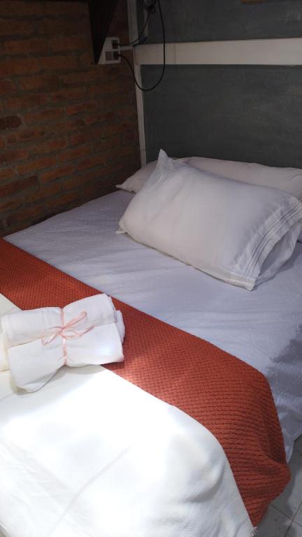 Una cama con dos toallas blancas con un arco. en Dublin, en Rocha