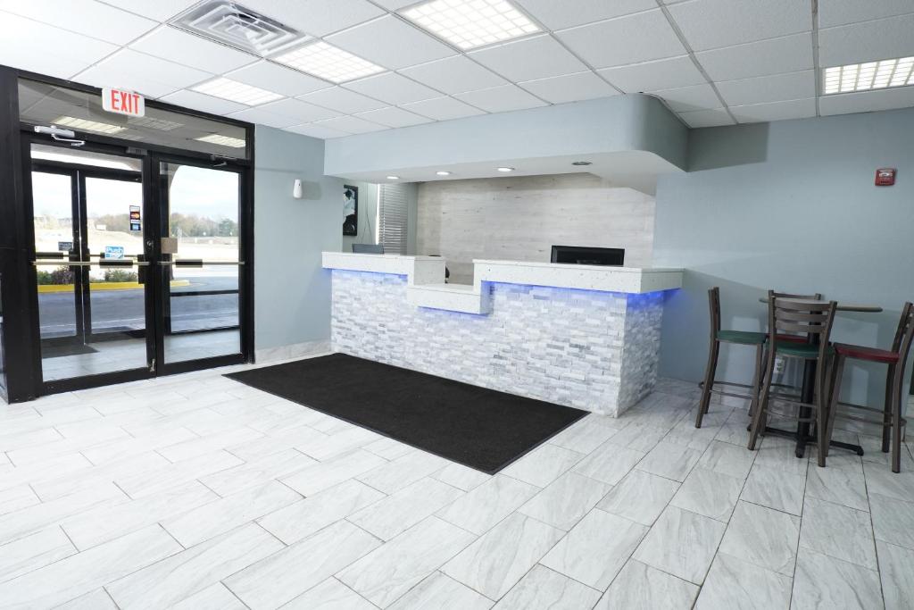 an office lobby with a counter and stools at Red Carpet Inn & Suites in Newnan