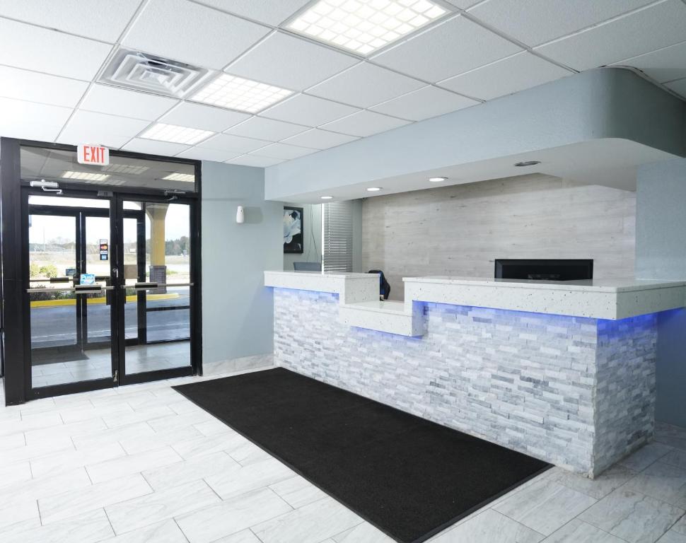 an office with a lobby with a reception counter at Red Carpet Inn & Suites in Newnan