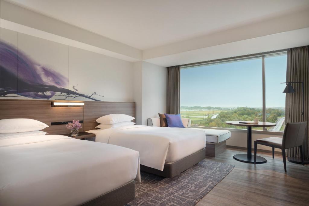 Postel nebo postele na pokoji v ubytování Lake Biwa Marriott Hotel