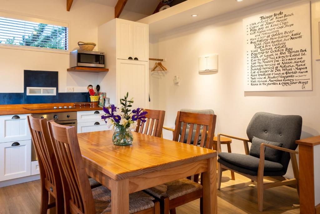 Kuchyň nebo kuchyňský kout v ubytování Tasman Village Cottage