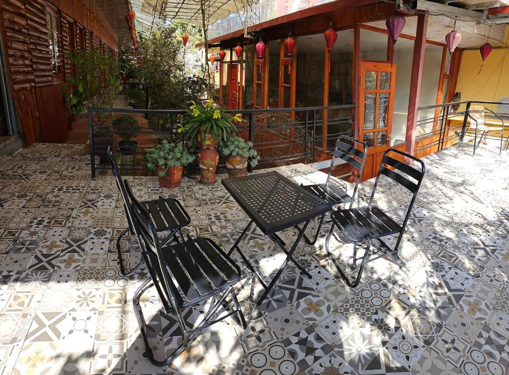 Dang Khoa Garden Inn في سابا: طاولة وكراسي على فناء