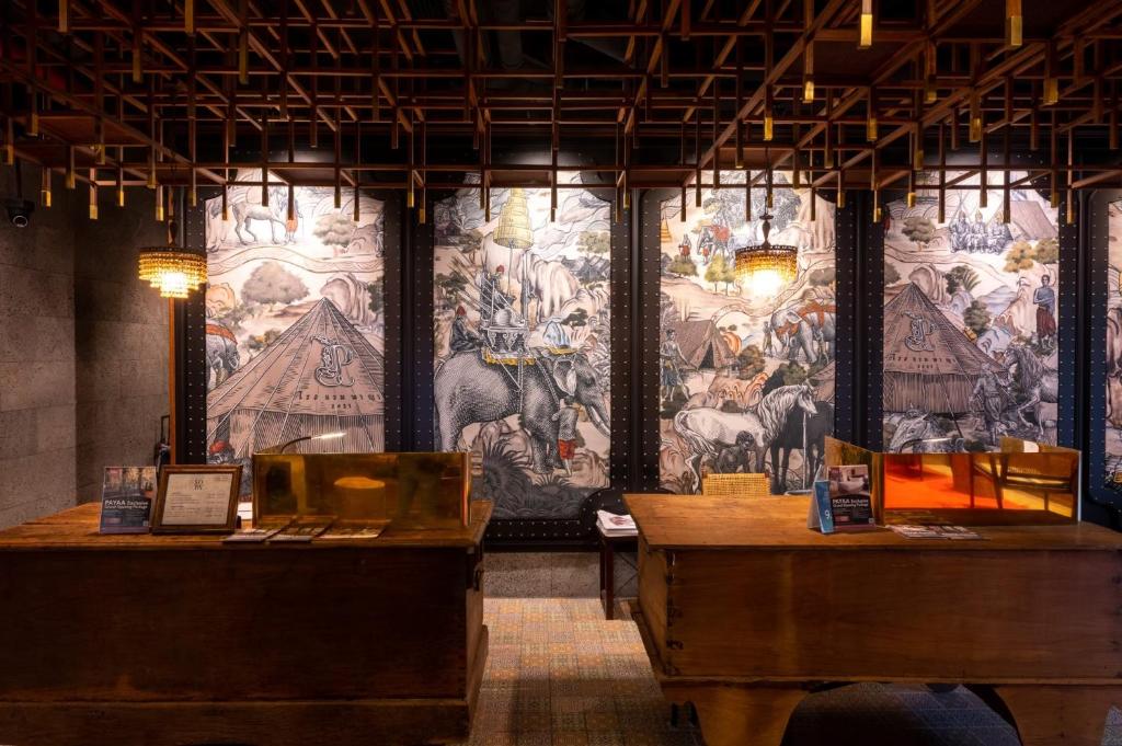 una habitación con una pared con una pintura en la pared en Payaa Hotel, en Pattaya central