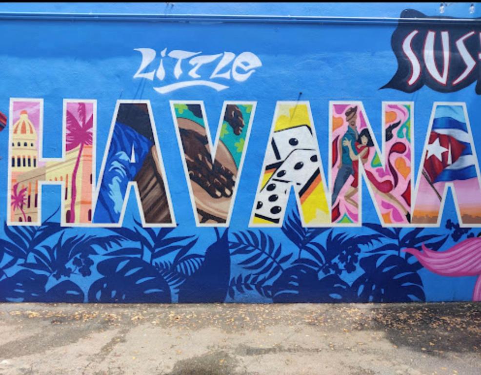 una pared azul con una pintura de la palabra arte en Beds & Sheets Little Havana, en Miami