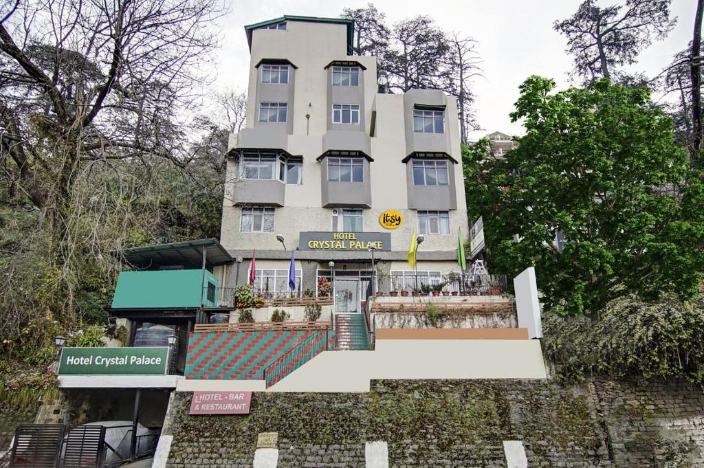 un edificio con una señal delante de él en HOTEL CRYSTAL PALACE, en Shimla
