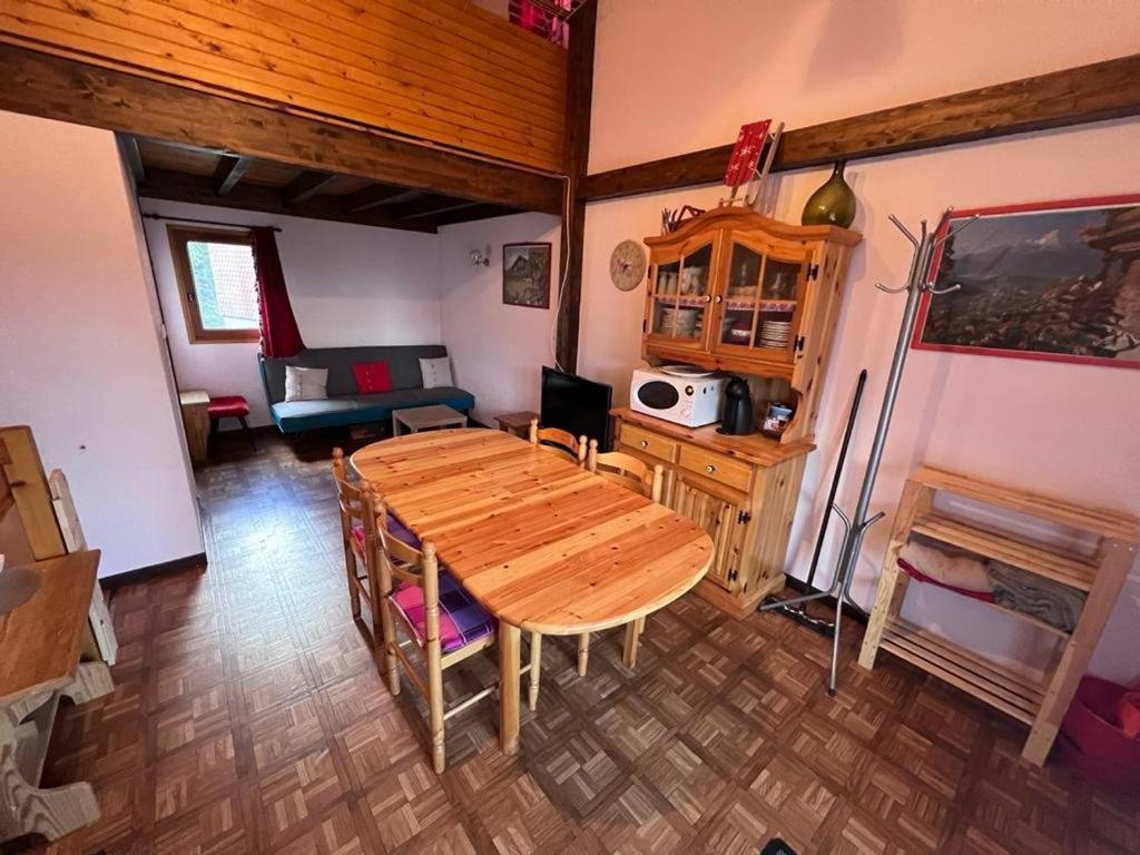 a dining room with a wooden table in a room at Chalet Les Angles, 3 pièces, 6 personnes - FR-1-593-98 in Les Angles