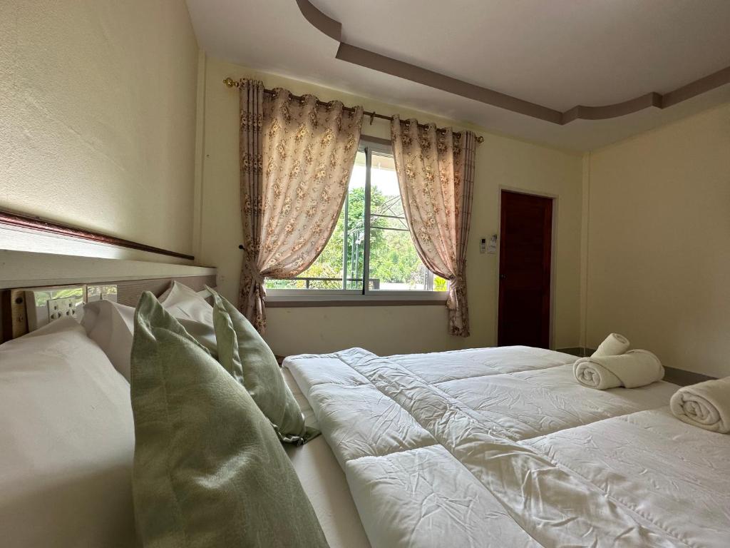 ชอว์ งาทอง รีสอร์ต Chor Ngar Thong Erawan Kanchanaburi - King Room Met Uitzicht Op De Tuin