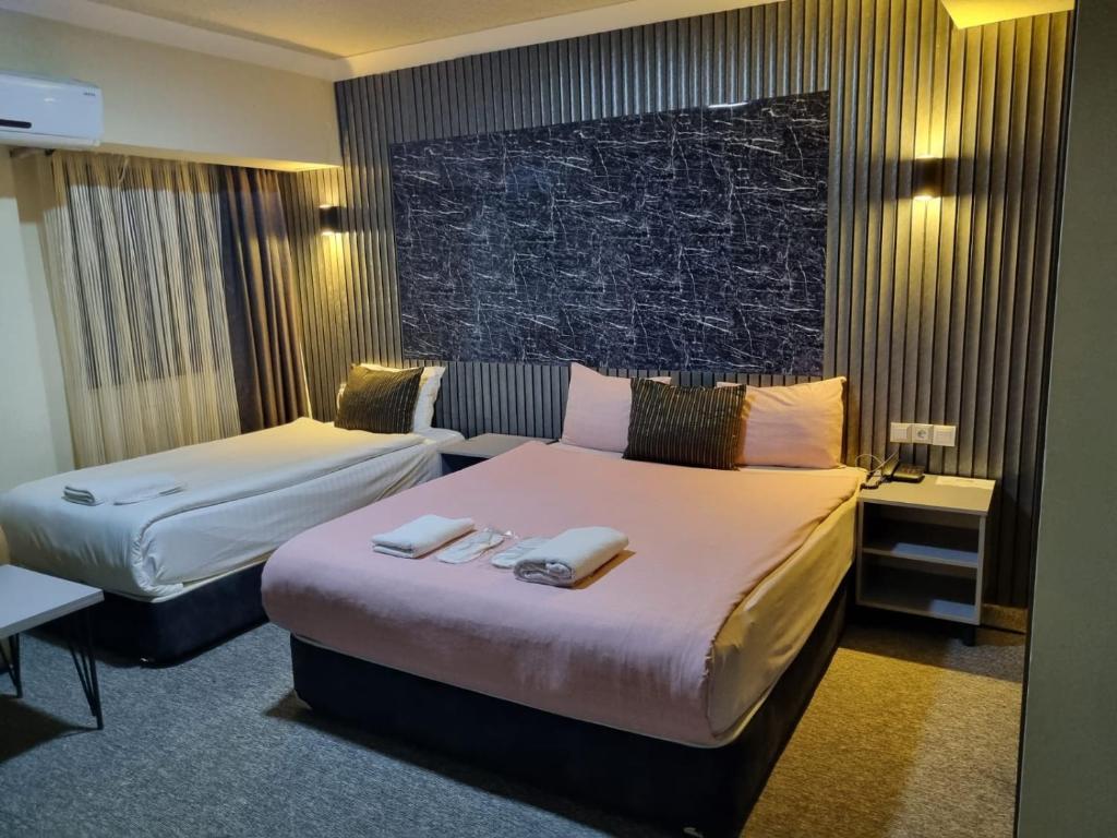 Postel nebo postele na pokoji v ubytování koza millenyum hotel&spa