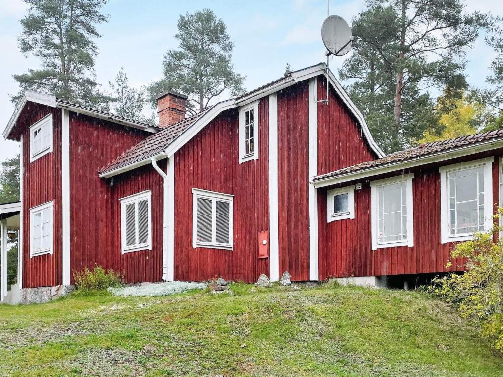 ein rotes Haus mit einer Antenne darüber in der Unterkunft Holiday home EKSJÖ II in Eksjö