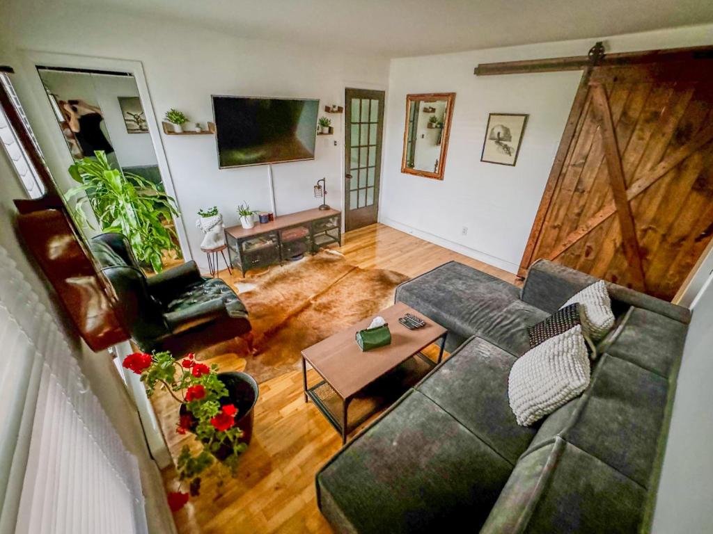een woonkamer met een bank en een tafel bij Barel Home Residence in Longueuil