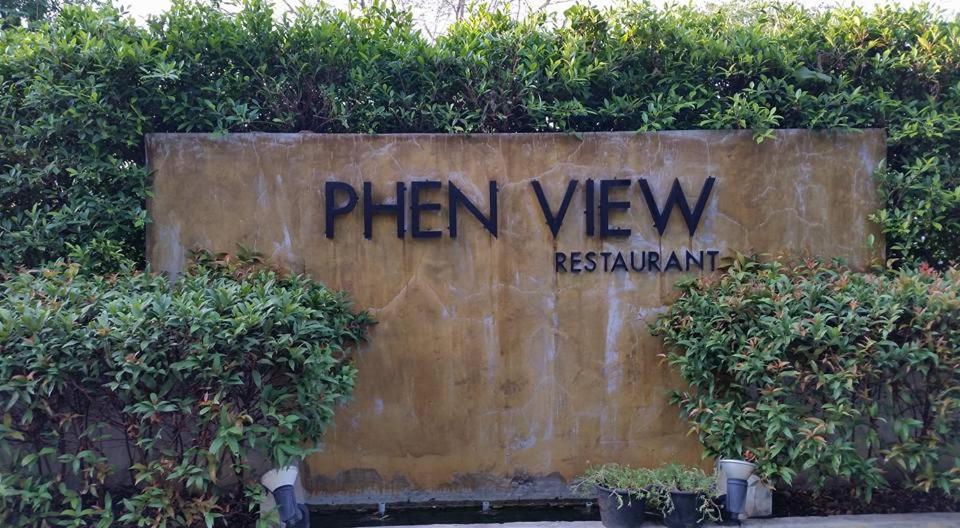 um sinal para a entrada no restaurante Thefer View em เพ็ญวิวรีสอร์ท em Ban Dong Sai