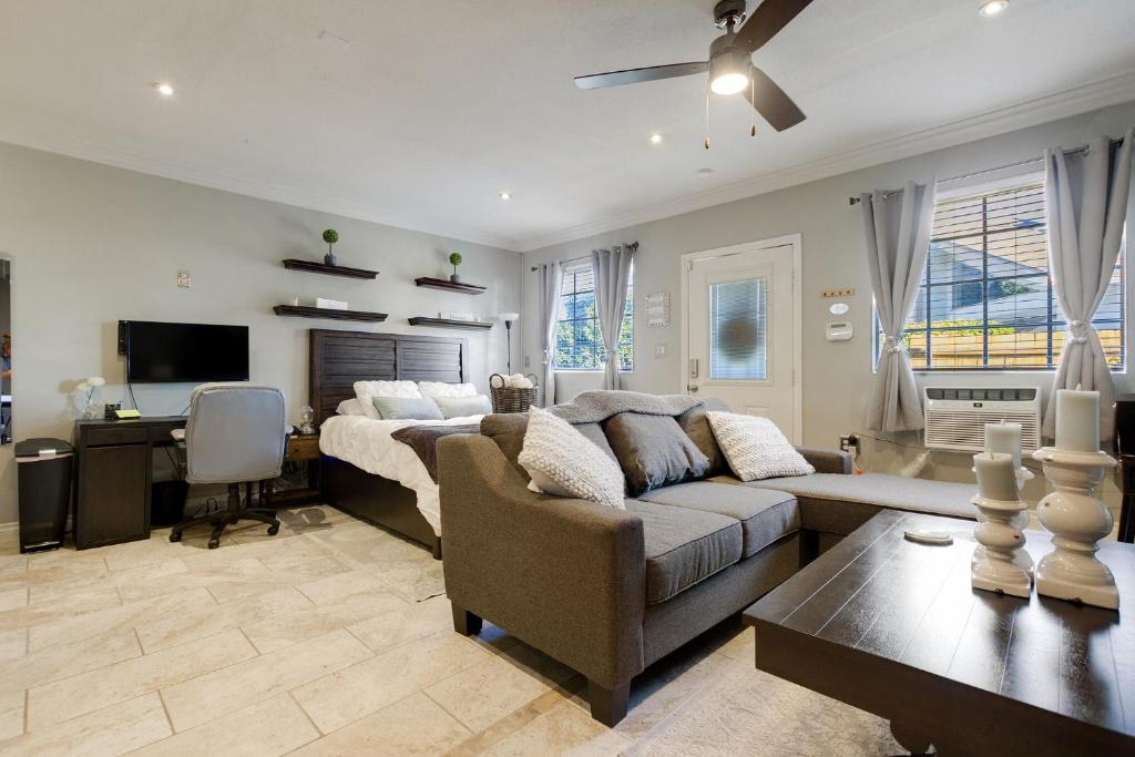- une chambre avec un lit, un bureau et un canapé dans l'établissement Luxury Cozy Studio with Firepit, à Vista