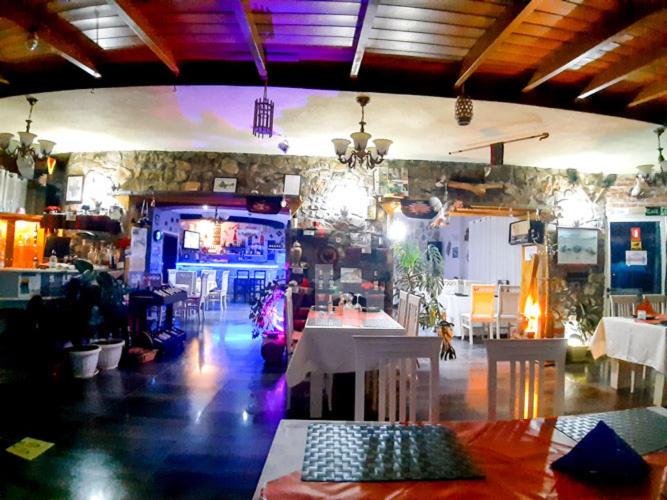 een kamer met een tafel en een bar met verlichting bij Hotel Villa Stone Dream Bar Restaurant in Pogradec