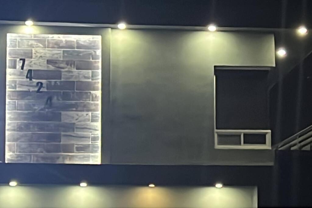 bagno con parete in pietra e specchio di Departamento con buena ubicación a Ciudad Juárez