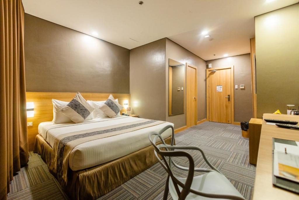 Postel nebo postele na pokoji v ubytování Madison 101 Hotel + Tower