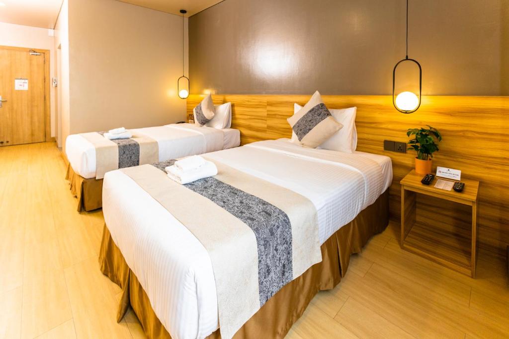 Postel nebo postele na pokoji v ubytování Madison 101 Hotel + Tower