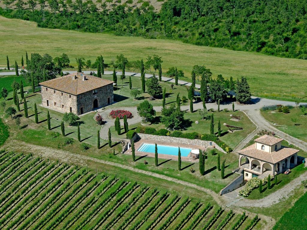 an aerial view of a house and a vineyard at Agriturismo La Casaccina in Trevinano