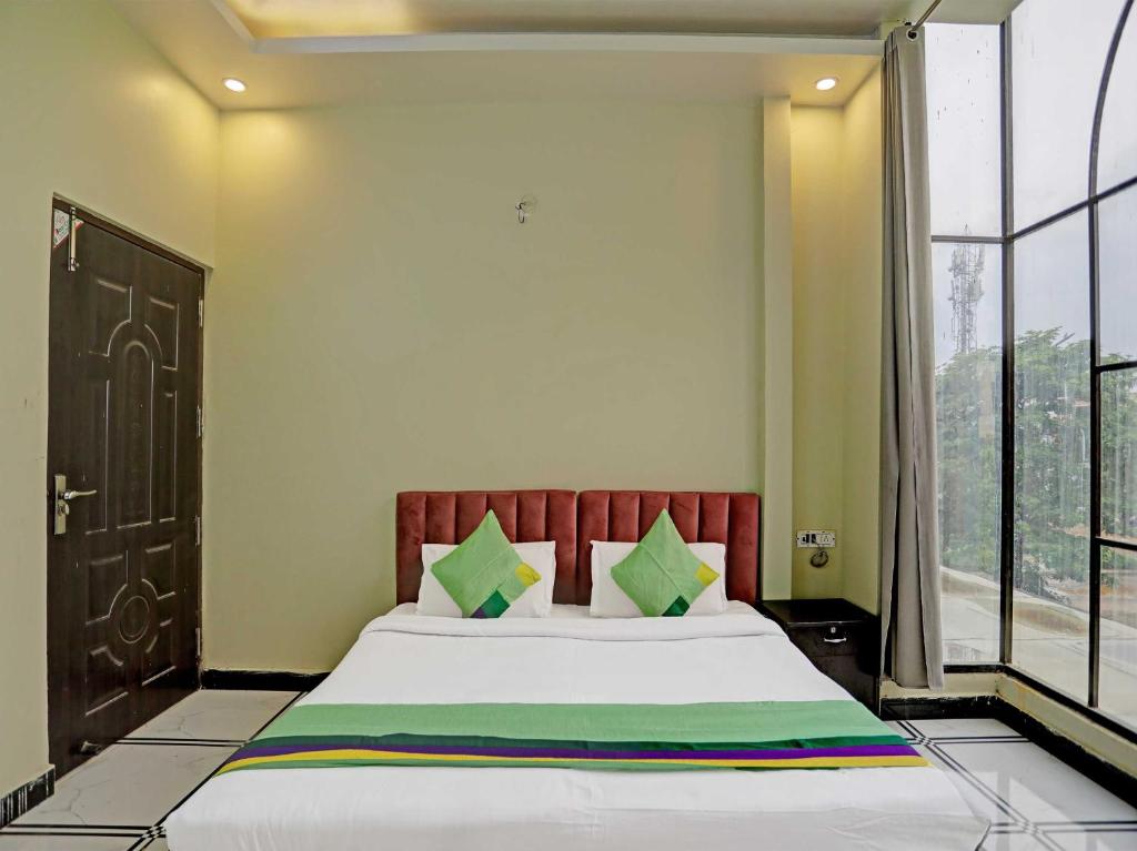 een slaapkamer met een groot bed en een groot raam bij OYO Hotel Expo View Stay in Noida