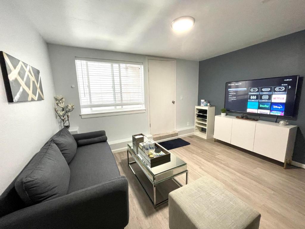 een woonkamer met een bank en een flatscreen-tv bij Golden Gate Park Sweet Home-2 bedrooms in San Francisco