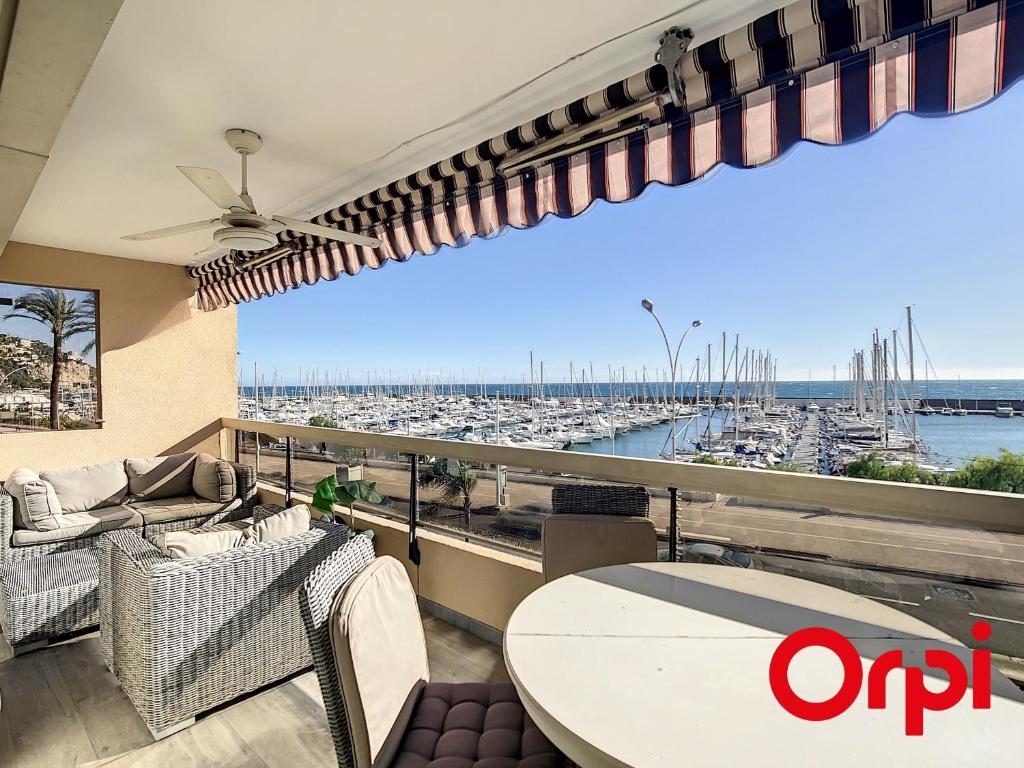 d'un balcon avec une table et des chaises ainsi qu'un port de plaisance. dans l'établissement Superbe 2 pièces avec clim, parking et Wifi - FR-1-647-22, à Menton
