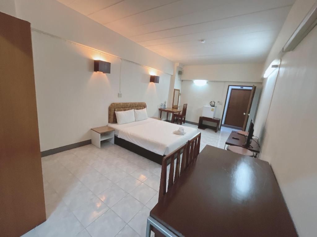1 dormitorio con 1 cama y escritorio en una habitación en Win Mansion, en Bangkok