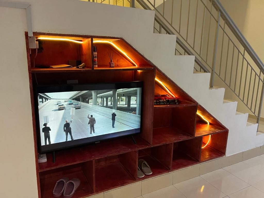 TV a/nebo společenská místnost v ubytování NEW! Naiz Crib 4 Bedroom at Kepayang Heights